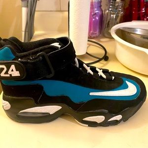 Nike limited edition shoes 5Y 6 1/2-7 in boys